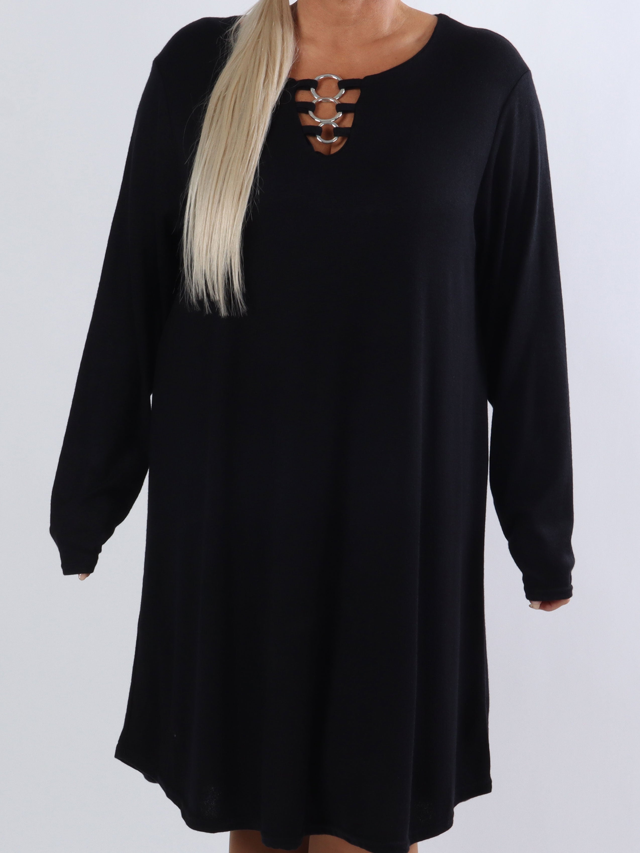 Sidsel - Härlig mjuk plus size klänning med silverringar framtill - Blue